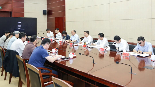 周伟调研光电子信息产业并主持召开座谈会